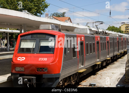 Nahverkehrszüge aus Lissabon (Rossio) am Bahnhof Sintra. Sintra, in der Nähe von Lissabon, Portugal. Stockfoto