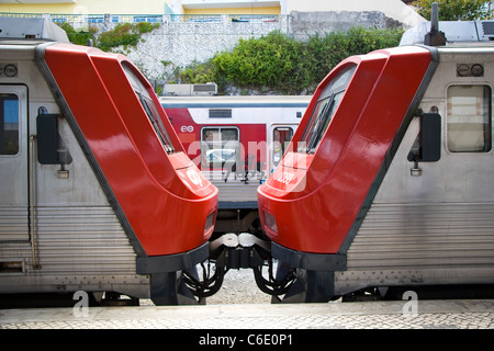 Nahverkehrszüge aus Lissabon (Rossio) am Bahnhof Sintra. Sintra, in der Nähe von Lissabon, Portugal. Stockfoto