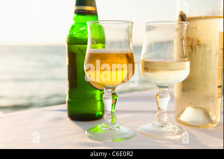 Griechenland, Kykladen, Mykonos, Bier und Wein am Tisch auf dem Seeweg Stockfoto