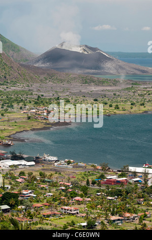 Die Insel-Stadt Rabaul und der aktive Vulkan Tavurvur, East New Britain Stockfoto