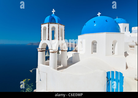 Griechenland, Kykladen, Santorini Oia, Kirche mit Glockenturm Turm an der Küste Stockfoto