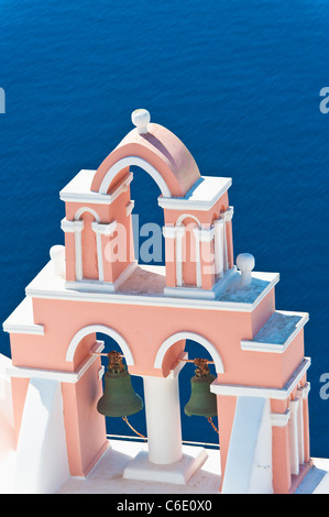 Griechenland, Kykladen, Santorini Oia, Glockenturm der Kirche auf dem Seeweg Stockfoto