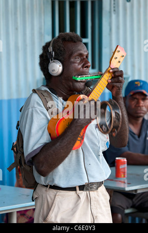 Blinde Gentleman als Straßenmusikant in Rabaul Markt, Papua New Guinea Stockfoto