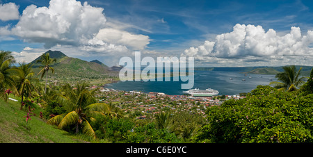 Blick auf Rabaul Stadt mit Kreuzfahrtschiff und aktiven Vulkan Tavurvur in der Ferne, East New Britain, Papua New Guinea Stockfoto