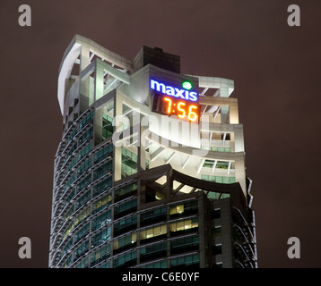 Bürogebäude mit einer Digitaluhr beleuchtet in der Nacht, Kuala Lumpur, Malaysia, Südostasien, Asien Stockfoto