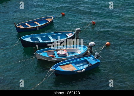Ein Blick von oben vier kleine Boote vor Anker im Hafen von Riomaggiore, Cinque Terre, Italien. Stockfoto