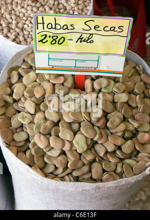 Beutel mit getrockneten Butterbohnen im Verkauf durch das Kilo in Malaga, Spanien-Shop. Auch bekannt als breit oder Limabohnen. Stockfoto