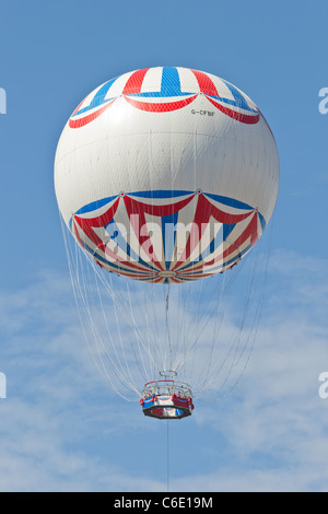 Schwimmende Beobachtung Heliumballon mit blauen Himmel und Wolkenfetzen über Stockfoto