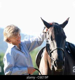 Kaukasische Frau Petting Pferd Stockfoto