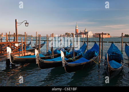 Kai am Markusplatz entfernt mit Gondeln und der Blick auf die Insel San Giorgio Maggiore in Venedig, Italien, Europa Stockfoto