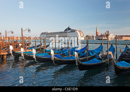 Kai am Markusplatz entfernt mit Gondeln und der Blick auf die Insel San Giorgio Maggiore in Venedig, Italien, Europa Stockfoto