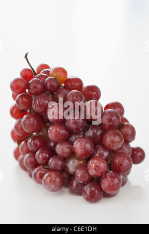 Frische rote Weintrauben auf weißem Hintergrund Stockfoto