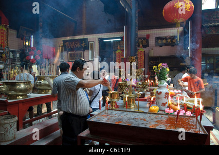 Anbeter brennende Räucherstäbchen in der taoistischen Sze Ya Tempel, älteste Tempel in Chinatown, Kuala Lumpur, Malaysia Stockfoto