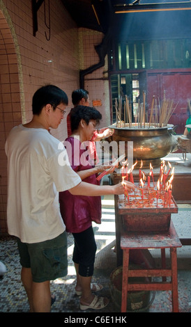 Anbeter brennende Räucherstäbchen in der taoistischen Sze Ya Tempel, älteste Tempel in Chinatown, Kuala Lumpur, Malaysia Stockfoto