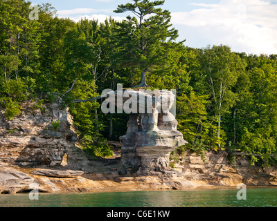 Kapelle Rock in Michigans abgebildet Felsen ist ein Überbleibsel der Kambrischen Alter Sandstein Wurzeln aus der Weymouthskiefer ans Ufer zu erreichen. Stockfoto