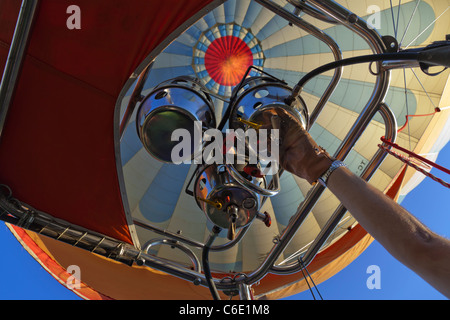 Nahaufnahme vom Betrieb die Brenner von einem Heißluftballon auf Flug pilot Stockfoto