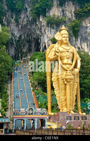 Statue des Gottes Murugan am Bahnhofsvorplatz die Batu-Höhlen, Grotten Kalkstein in der Nähe von Kuala Lumpur, Malaysia Stockfoto