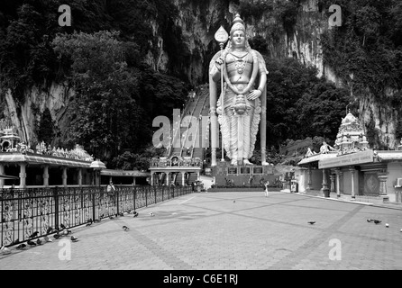 Statue des Gottes Murugan am Bahnhofsvorplatz die Batu-Höhlen, Grotten Kalkstein in der Nähe von Kuala Lumpur, Malaysia Stockfoto