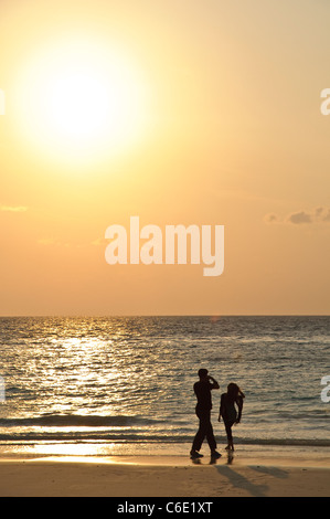 Fotograf und Model bei Sonnenaufgang am Strand, Pulau Redang Island, Malaysia, Südostasien, Asien Stockfoto