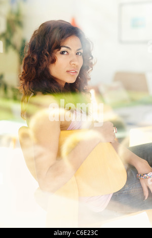 Ernst Hispanic Frau sitzen auf Stuhl Stockfoto