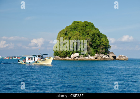 Ausflugsschiffe für Schnorcheltouren, Pulau Tioman Island, Malaysia, Südostasien, Asien Stockfoto