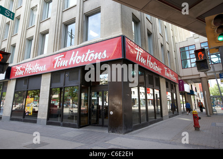 Tim Hortons Kaffee Shop auf Block Ecke Winnipeg Manitoba Kanada Stockfoto