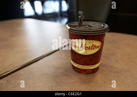 Medium in Tim Hortons Café Kanada Kaffee Stockfoto