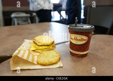 Medium Kaffee und Frühstück Mahlzeit essen in Tim Hortons Coffee shop Kanada Stockfoto