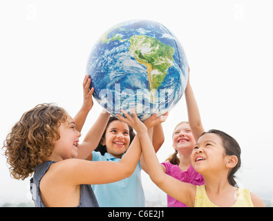 USA, New Jersey, Jersey City, Mädchen Globus holding Stockfoto