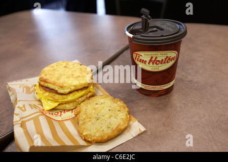 Kaffee und Frühstück in Tim Hortons Café Kanada Stockfoto