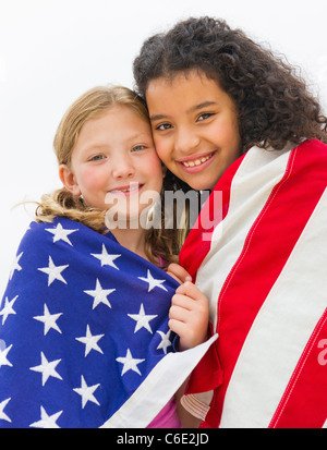 USA, New Jersey, Jersey City, Porträt von Mädchen in US-Fahne gehüllt Stockfoto