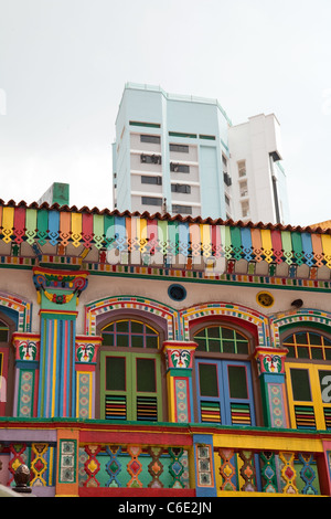 Antike und moderne, alt- und Neubau - Kontrast in Little India, Singapur Asien Stockfoto