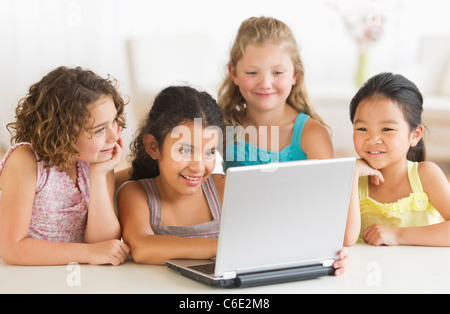 USA, New Jersey, Jersey City, vier Mädchen mit laptop Stockfoto