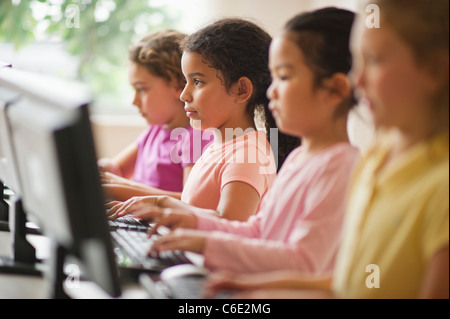 USA, New Jersey, Jersey City, vier Mädchen, die mit dem Computer Stockfoto