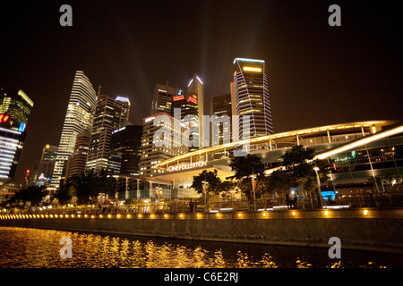 Ein Fullerton, den Yachthafen und das Bankenviertel bei Nacht, Singapur, Asien Stockfoto