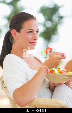 USA, New Jersey, Jersey City, Porträt der jungen Frau essen Salat Stockfoto