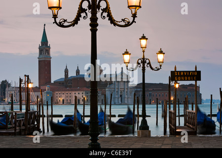 Kai am Markusplatz entfernt mit Gondeln und der Blick auf die Insel San Giorgio Maggiore in Venedig, Italien, Europa Stockfoto