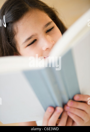 USA, New Jersey, Jersey City, Porträt von Mädchen-Lesebuch Stockfoto