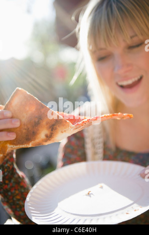 USA, Brooklyn, Williamsburg, Frau Pizza essen Stockfoto