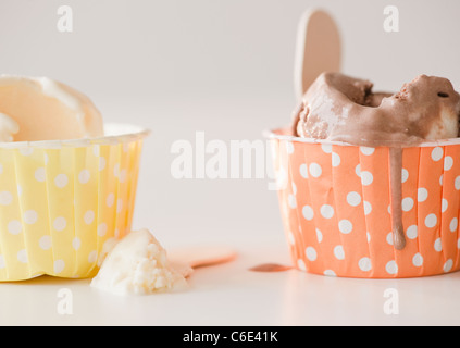 Nahaufnahme von Eis in bunten Tassen Stockfoto