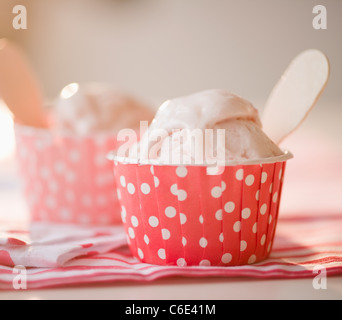 Nahaufnahme von Eis in bunten Tassen Stockfoto