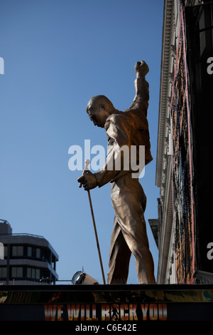 Freddy Mercury ikonische Statue vor dem Dominion Theater auf Tottenham Court Road, London, England, UK, GB Stockfoto