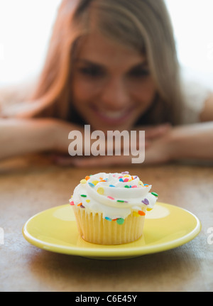 USA, New Jersey, Jersey City, Nahaufnahme von Frauen betrachten Cupcake Stockfoto