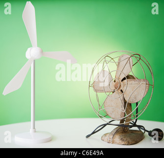 Nahaufnahme des Modells der Windkraftanlage und Vintage Elektrolüfter Stockfoto