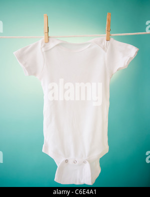 Nahaufnahme von Babykleidung auf der Wäscheleine hängen Stockfoto