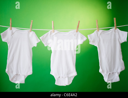 Nahaufnahme von Babykleidung auf der Wäscheleine hängen Stockfoto