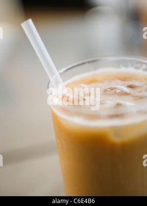 USA, New Jersey, Jersey City, Nahaufnahme von Glas Eiskaffee mit Stroh Stockfoto