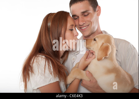 Junges Paar mit Labrador Retriever Welpen Stockfoto