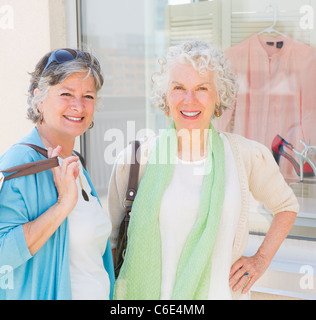USA, New Jersey, Jersey City, zwei Frauen in Führungspositionen vor Schaufenster Stockfoto