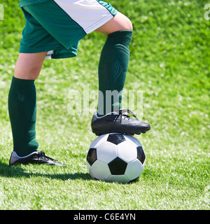 USA, New Jersey, Jersey City, Nahaufnahme von Mädchen Beine mit Fußball Stockfoto